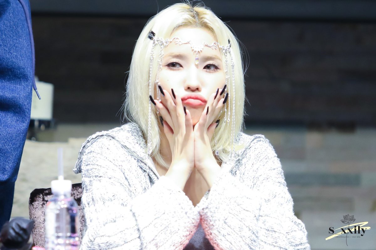 clovergraph's tweet image. This is me saliendo después de haber conocido a our #𝑝𝑒𝑎𝑟𝑙ఌ观星, y sigo sin creerlo !! Porque luego de esperar tanto por #𝓗anonৎ୭𝟺날 ahora sí pude asistir y espero volver de nuevo, claro que sí. Voy a comenzar a ahorrar desde ahora mismo para cuando se anuncie nueva fecha.