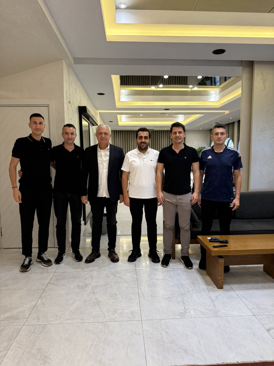 Samsunspor’umuzun Fenerbahçe ile oynayacağı maçı yönetmek için şehrimize gelen TFF Süperlig Hakemlerimiz’den Halil Umut Meler beyefendi,Fatih Tokail beyefendi ve Kıymetli Yardımcı Hocalarımız misafirimiz oldular ayaklarına sağlık.. #tffhakem #SueperLig