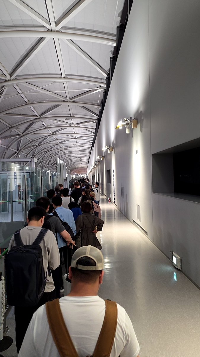 leeshigeo's tweet photo. 関空到着したら、検疫調査前で大渋滞。
夜は飛行機が集中したからと説明受けましたが、これまでの最大の人混みです。
韓国、中国のお盆休みだからでしょうか。
何かトラブルあったのかなー。 https://t.co/GGTxHy1u5s