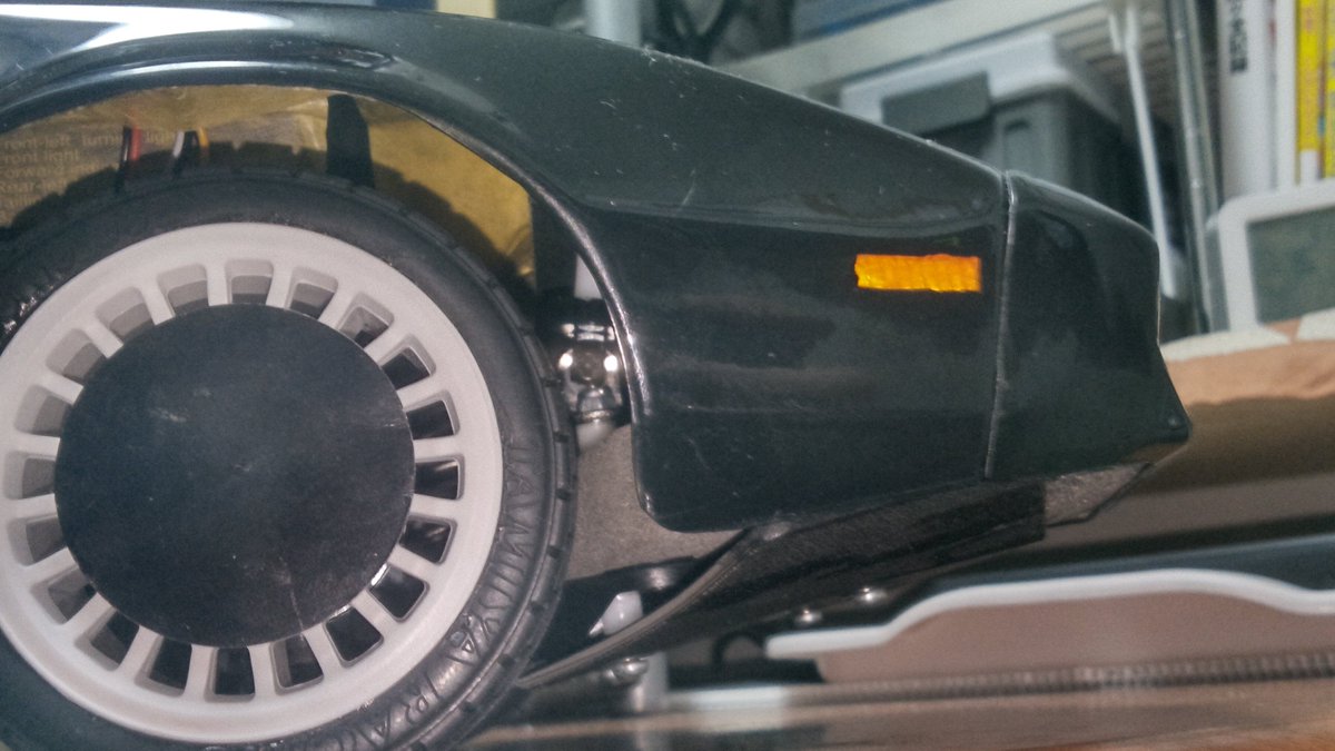 IG_RC_gunmetal's tweet image. フロントバンパーを横から見るとボディからはみ出してみっともない
そこで端を斜め上に曲げ、あわせてウレタンもカット
これで見栄えが良くなった
リア側は新しいウレタンバンパーを入手後に修正かな

#ナイト2000 #Knight2000
#APlastics
#TT02
#ラジコン