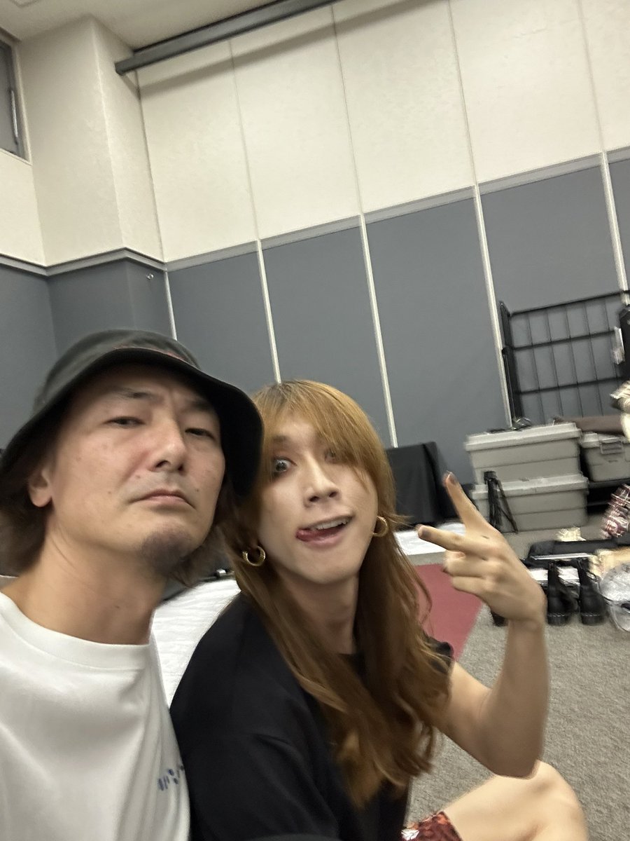 ラコスバーガー２０周年イベント
実に良いイベントだった
ちゃんと面白いが一番先にあって、地元を大切にしてるのが伝わった

久々に会えたビーバー渋谷は相変わらず人間力のあるカッコいい綺麗な男w
スーパービーバーからのアイドルパンチのライブはどちらも感動しちゃったな
バンドって良いもんだ