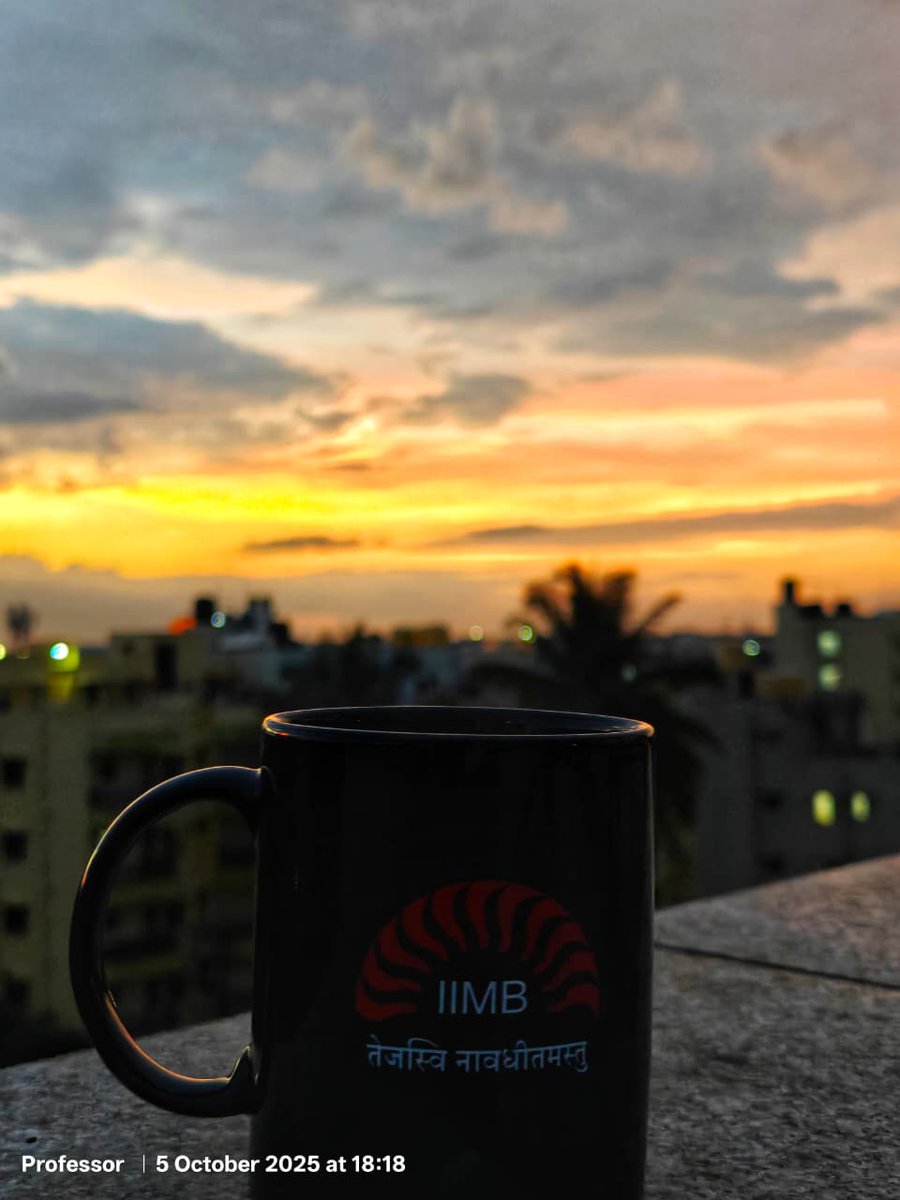 Masterji_UPWale's tweet image. Golden hour and a black coffee. This is the recharge my soul needs.
 #SunsetCoffee #MeTime #Sunday
