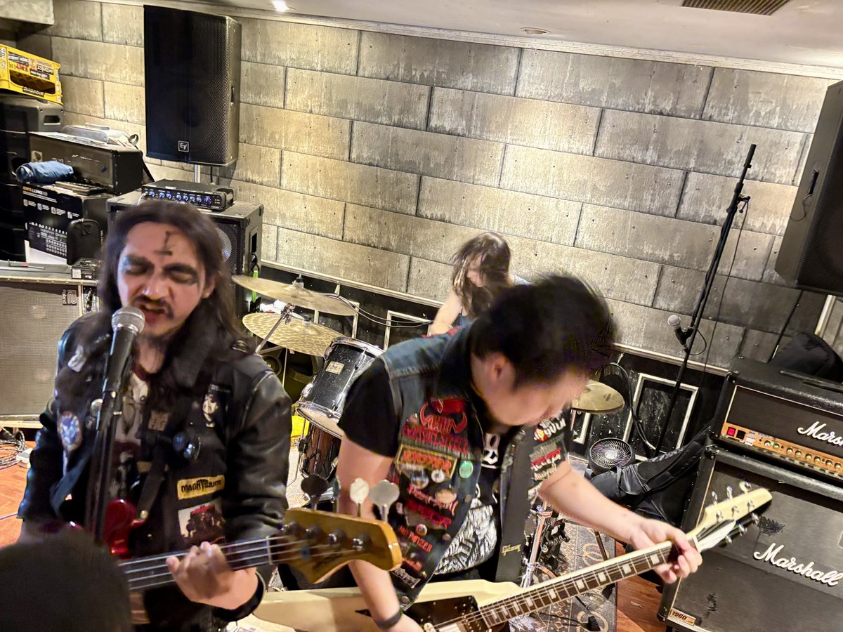 hard_nakkah's tweet image. Bafomet @西荻窪PitBar, 2025/10/04
Bafomet has returned!
久しぶりの彼らの演奏、メチャクチャだろうがキャッチーかつＥＶＩＬであればそれでいい。フロアも予想以上に盛り上がっていました。
ヘルプでドラムを叩いたTERURIZER氏も煽りまくりでカッコよかったですね。