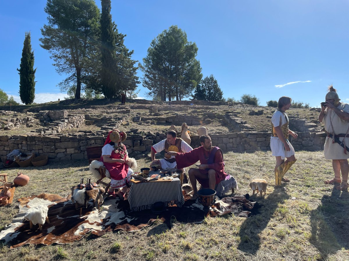Avui hem volgut apropar-nos als #íbers del poblat del #Cogulló (#Sallent), dins dels actes del #CapSetmanaIbèric. Els recreadors d'@ibercalafell ens han ajudat a transportar-nos en el temps i a aprendre dels nostres primers pobladors sedentaris organitzats. Bona iniciativa!