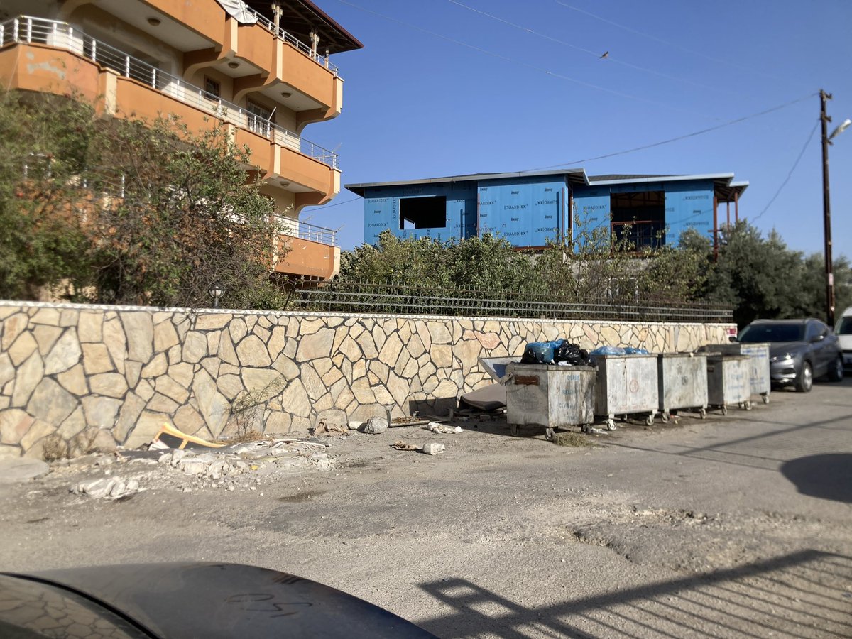 Burası çekmece kültür sanat çarşısı girişi. Şu manzaranın temizlenmesi için defalarca aradım Bld başkan Yard aradı söyledi ama maalesef aylardır bu vaziyetteyiz <a href="/defnebelediyesi/">Defne Belediyesi</a> <a href="/defnebel/">Defne Belediyesi</a> ne zaman çözüm üretirsiniz acaba