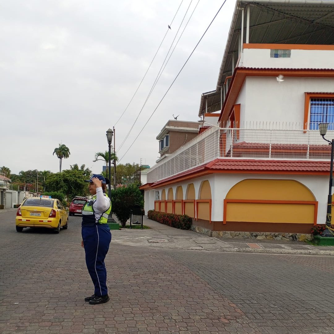 ATM_Transito's tweet photo. 📢La Peatonalización Ruta Centenario se desarrolla en la calle Agustín Arguelles, desde Maracaibo hasta Francisco Segura.

🚶‍♀️Disfruta de un espacio seguro para caminar y participar en actividades culturales y recreativas.

Nuestros agentes de la #ATM están en el lugar supervisando y garantizando la seguridad vial.

#CiudadDeTodos