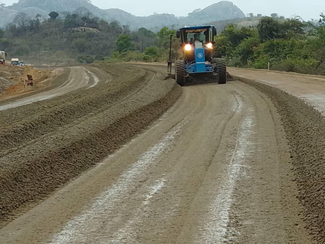 _sergiomoyo's tweet image. 🔧 Building for the Future! The Bulawayo–Victoria Falls Road Project continues to reshape our transport network, with visible progress in Hwange. #InfrastructureRevolution #ZimbabweRising