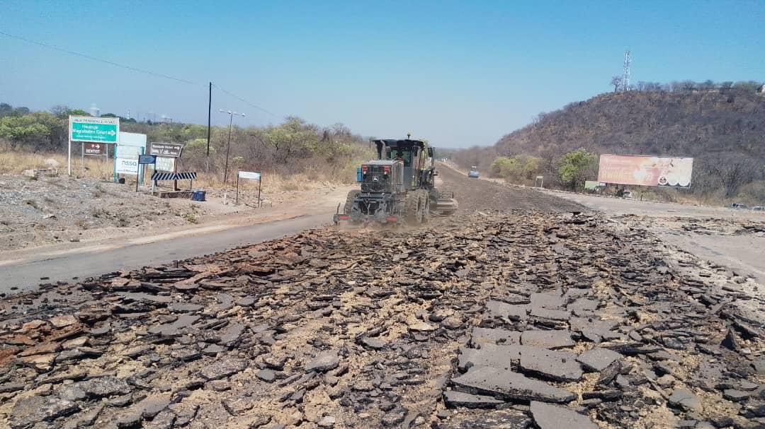 _sergiomoyo's tweet image. 🔧 Building for the Future! The Bulawayo–Victoria Falls Road Project continues to reshape our transport network, with visible progress in Hwange. #InfrastructureRevolution #ZimbabweRising