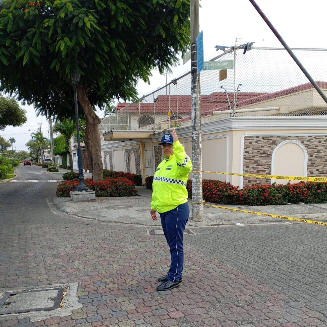 ATM_Transito's tweet photo. 📢La Peatonalización Ruta Centenario se desarrolla en la calle Agustín Arguelles, desde Maracaibo hasta Francisco Segura.

🚶‍♀️Disfruta de un espacio seguro para caminar y participar en actividades culturales y recreativas.

Nuestros agentes de la #ATM están en el lugar supervisando y garantizando la seguridad vial.

#CiudadDeTodos