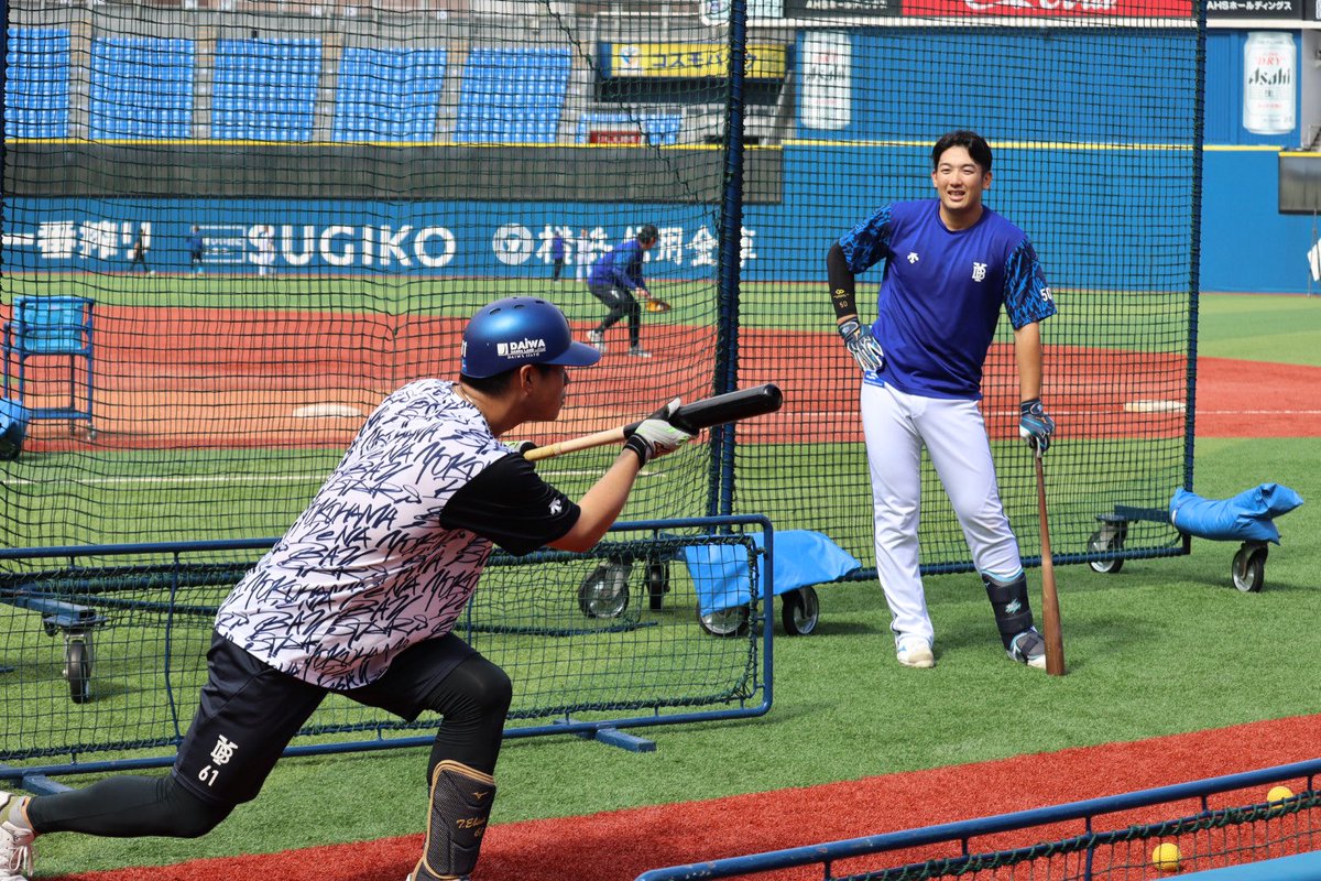 abekanaspo's tweet image. バント練習の合間に、竹田投手と蝦名選手をあたたかい眼差しで見つめる山本選手😊
#山本祐大
#蝦名達夫
#竹田祐