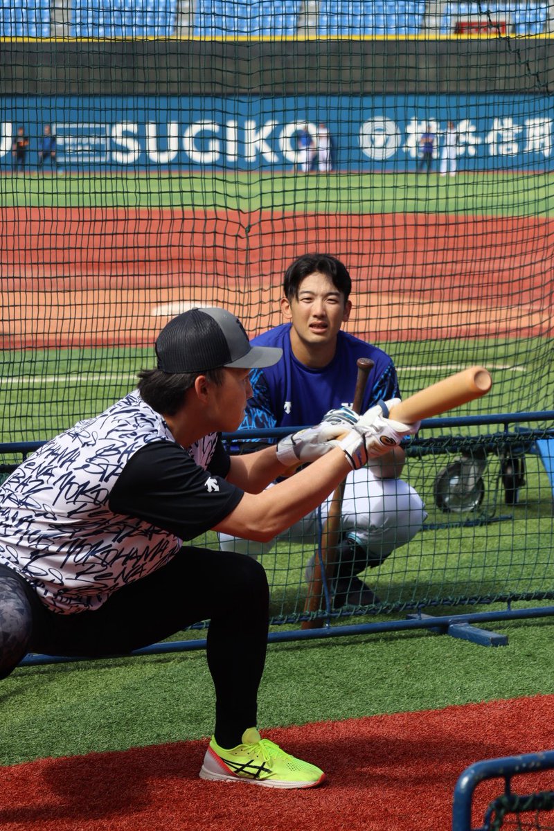 abekanaspo's tweet image. バント練習の合間に、竹田投手と蝦名選手をあたたかい眼差しで見つめる山本選手😊
#山本祐大
#蝦名達夫
#竹田祐