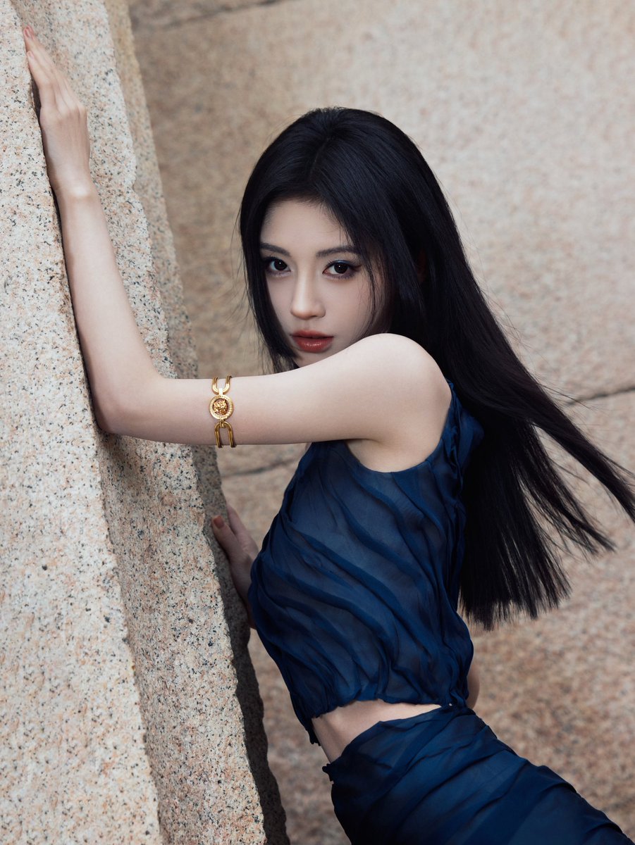 allforxiaoju's tweet photo. @Versace Ju Jingyi and Versace are so compatible. Thank you @Versace for inviting Chinese singer and actress Ju Jingyi. https://t.co/nMYQ4LTo68