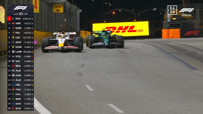 SoyMotor's tweet photo. ⚔️ ¡Batalla al límite entre Alonso y Hadjar!

✅ El asturiano certifica el adelantamiento

📻 "Trofeo para el héroe de la carrera", ha dicho por la radio

😂 Cuánto te queremos, @alo_oficial 

#F1 #SingaporeGP https://t.co/1qF1VnCD8E