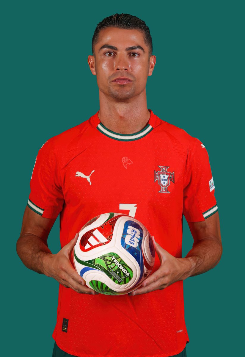 ArobaseGiovanny's tweet photo. Cristiano Ronaldo avec le ballon de la Coupe du Monde 2026 💫 https://t.co/hEAm3RSTwy