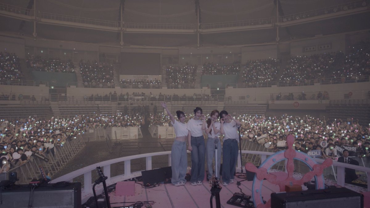 official_QWER's tweet photo. 2025 QWER 1ST WORLD TOUR <ROCKATION> in SEOUL 좋아해🤍🩷🩵💚 https://t.co/r2UCP1Y4gE