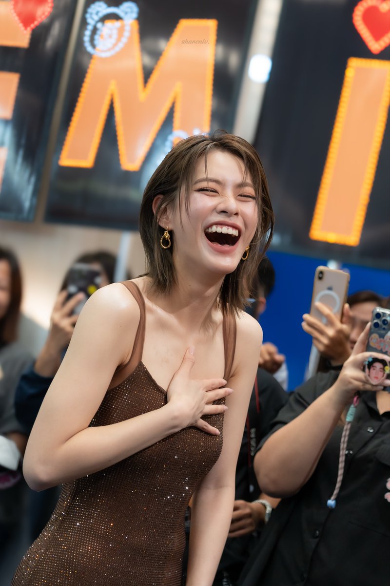 ชอบเห็นเหมียวมีความสุข : ขอบคุณพี่ที่เล่นมุกกับน้องมี่นะคะ 🤣

EMI WITH ELEGANCE REVEALED 
#InfinityMedicalClinicxEmi
#Emiamily