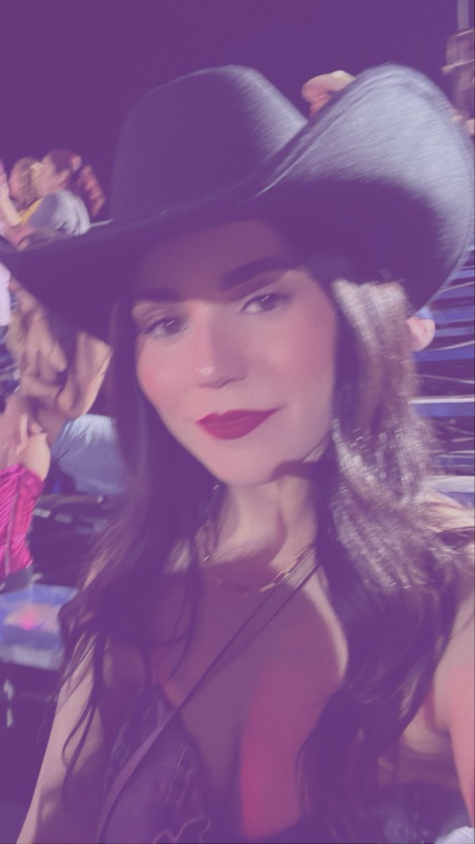 yesnixonn's tweet photo. Hoy tocó peda vaquera, pero también toco apoyar a mi reina. 

Buenas noches todos, hoy vengo de lila,
que viva la jefa, se llama Dalilah. 💜🟣🟪🟪🟣💜 https://t.co/qA8lRvFzpB