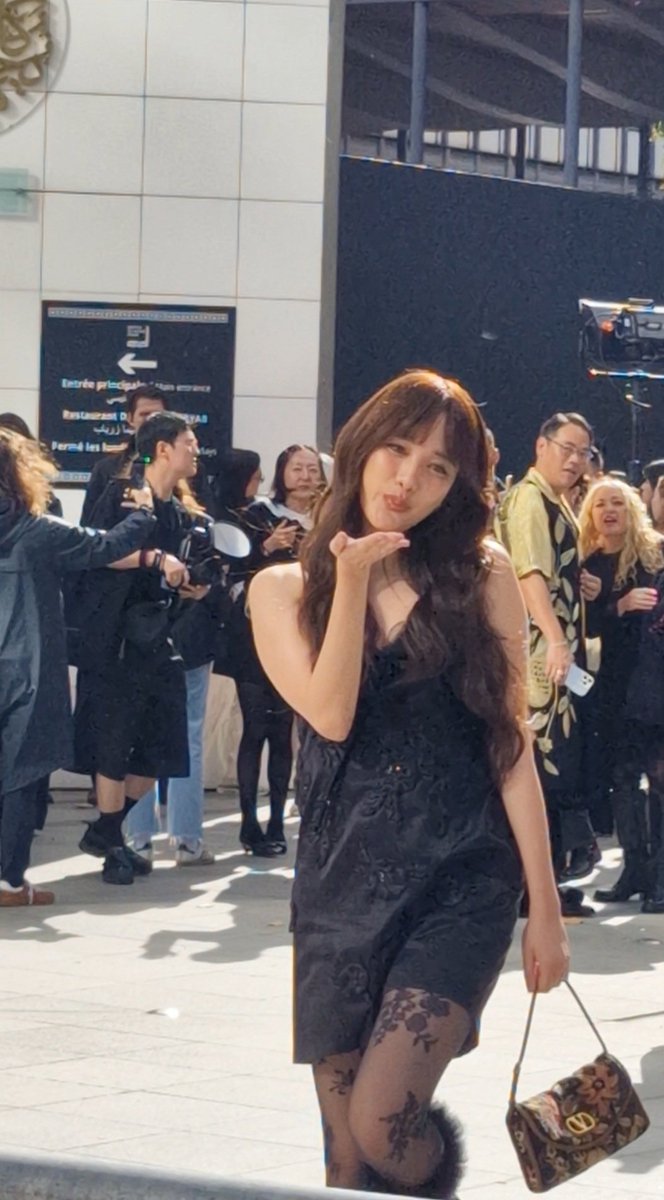 Phoe_nix56's tweet photo. Freen Suay Mak and the kiss 🥰
So beautiful today! 🫠

@ValentinoTH
@MaisonValentino
@srchafreen

SAROCHA BA VALENTINO PFW26
#MaisonValentinoSS26xFreen https://t.co/1WStqlWoYB
