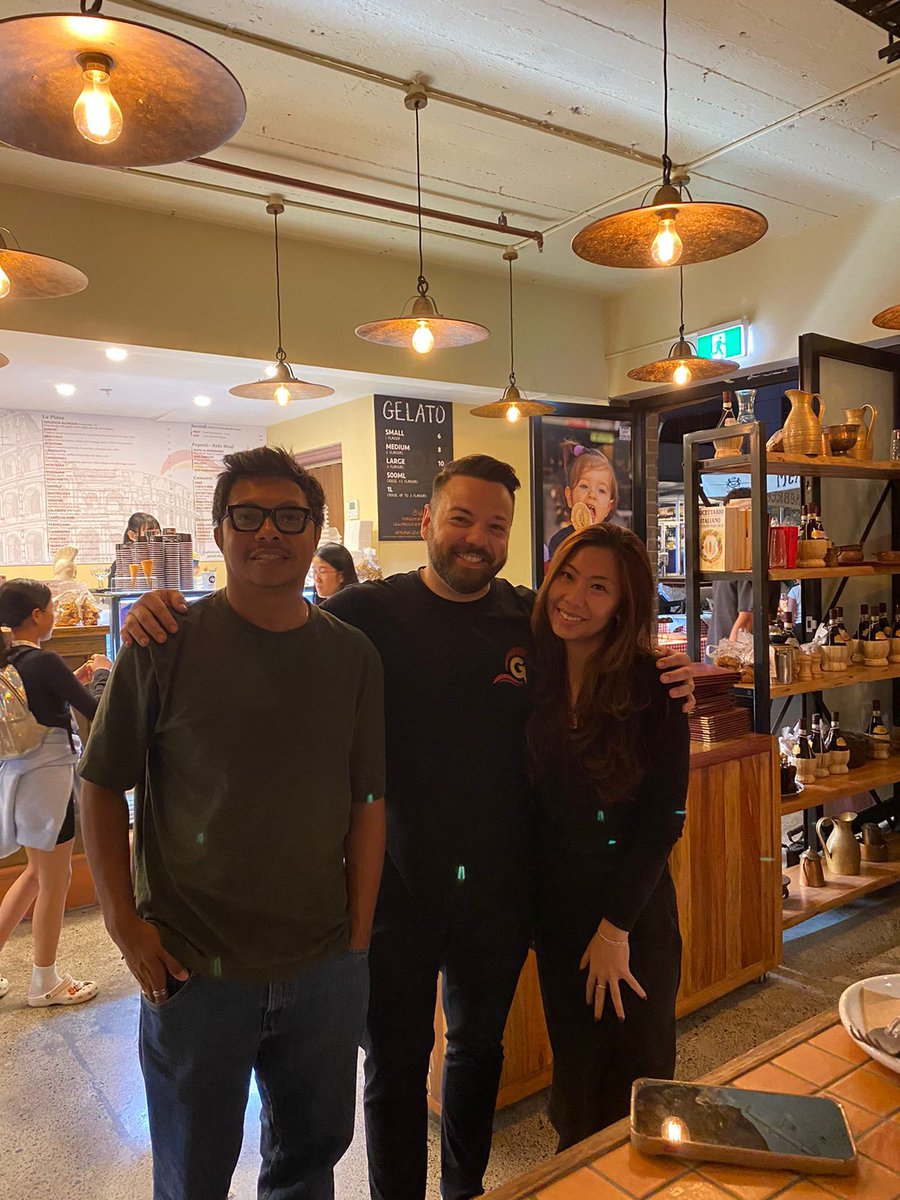 gjlsluajg_'s tweet photo. @tanyakanrl Ada yang tau tengah itu siapa? https://t.co/wlMcBzMpDz