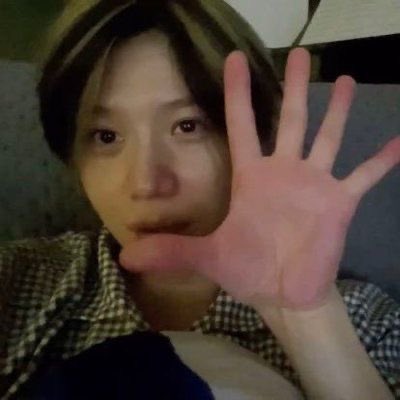 taeminestrone's tweet image. I love when Taemin likes to show us how small his kitten claw is