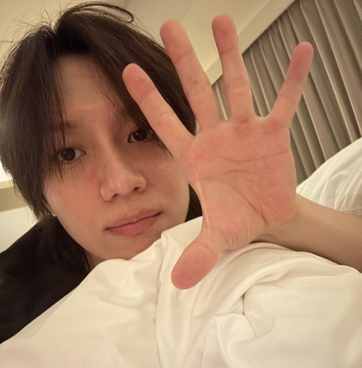 taeminestrone's tweet image. I love when Taemin likes to show us how small his kitten claw is