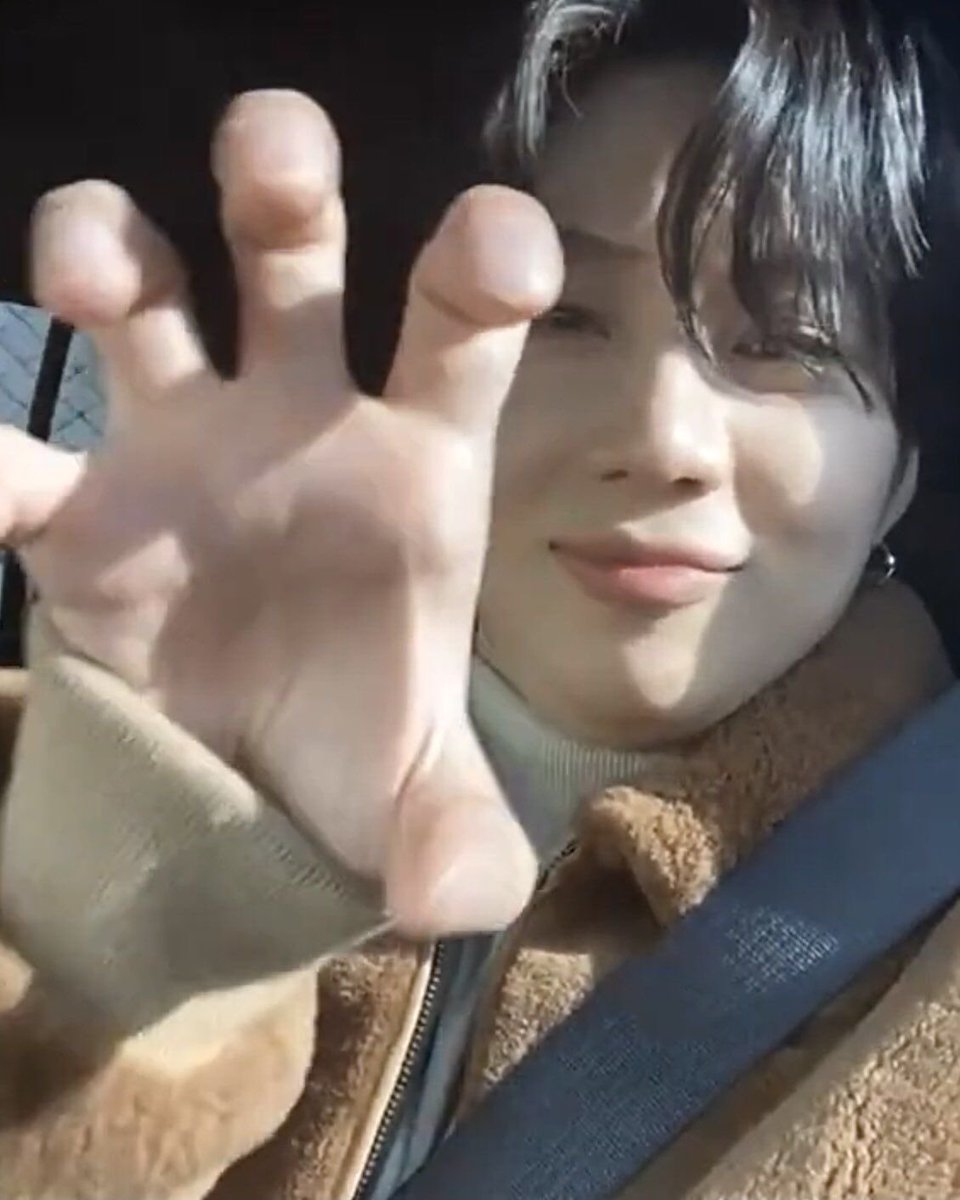 taeminestrone's tweet image. I love when Taemin likes to show us how small his kitten claw is