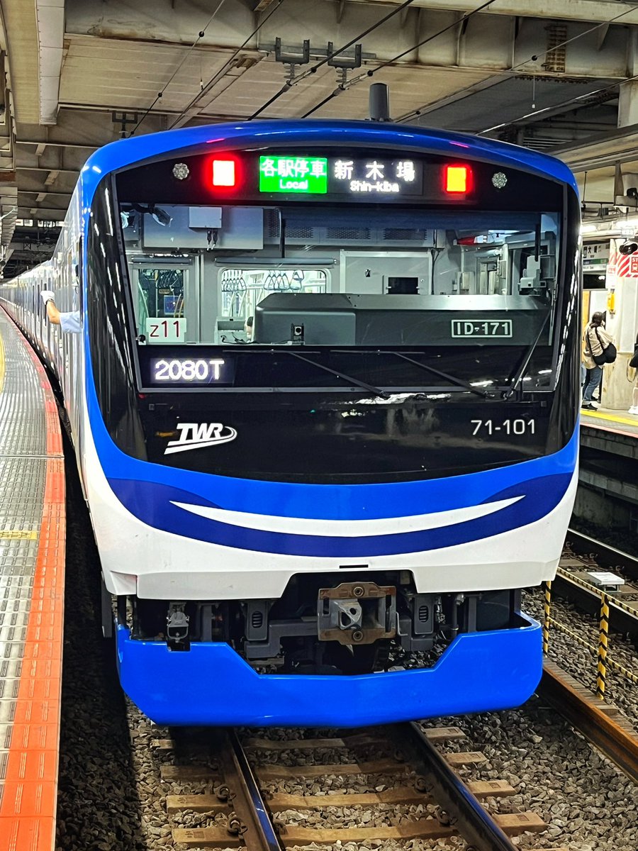 Rakumakoto's tweet image. 夜の大崎駅でりんかい線を撮った！
71-000系りんかい線新たな車両に会って乗った！
めっちゃかっこいい色だ！

#鉄道 #りんかい線　#りんかい線71000形 #撮り鉄 #鉄道マニア