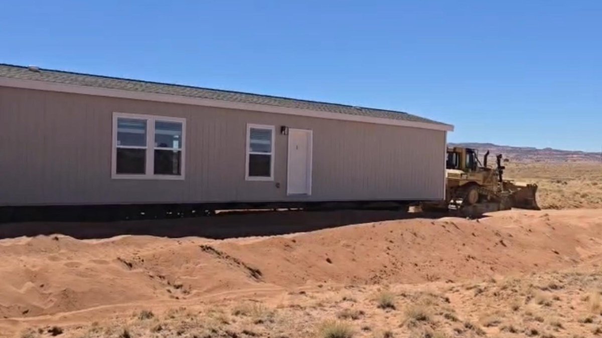 She lived 77 years without electricity. Now in her 80s, a #Navajo elder is getting her first house. Navajo elder Victoria Benally eagerly awaits her first home through a $14M project delivering modular homes to 84 disadvantaged seniors. 🪶🪶
