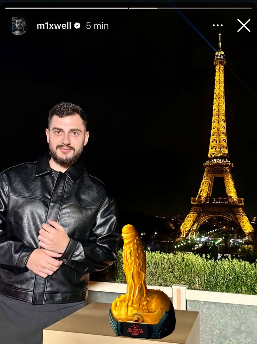elretroide's tweet photo. 🚨URGENTE🚨

Óscar Cañellas, más conocido como “Mixwell”, será el encargado de entregar el trofeo al ganador de Valorant Champions Paris.

📸 Una foto del instante previo. https://t.co/8DDJi70IbO