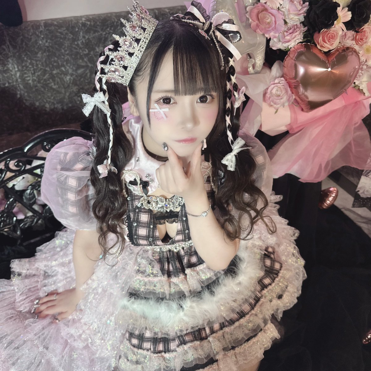 srchiytn's tweet photo. 2021.06.13 - 2025.08.31 
🎀天使ちよたん店長 舞々悪魔卒業式 🎀
4年間、本当にありがとうございました。

初出勤の日舞々悪魔でエンジェル入れてもらったの初めてですごくうれしかったのに飲みすぎて記憶なくて吐きまくって翌日お店と制服を掃除しに行ったこと、入店から約3ヶ月で店長に任命してもらえたけど上手くいかなくて毎日大泣きしてたこと、ドラえもんのDOBBLEのゲーム極めすぎて強くなりすぎて誰も遊んでくれなくなったこと、モエスタフェス勝てなくて同期3人で子供みたいに大泣きしたこと、連勤の合間に飲みに行くルーティンをした結果二日酔いの克服法は迎え酒だと気付き更に酒癖が悪くなったこと、4年目には歳を感じミラグレーンを１日６錠欠かさず飲むようになったこと。()

ここには書ききれないくらいぜんぶが大切で、幸せで、かけがえのない時間でした！
出会ってくれたみんなのおかげでここまで続けられました。ちよのことを好きになってくれたちよ推しさん、ちよ推しさんじゃない人も、キャストや内勤さん幹部、みんなのおかげで舞々悪魔が私の生きがいになりました

楽しい思い出、悲しい思い出、嬉しい思い出、全部絶対忘れない！ずっと心の中にみんながいるから！ 
またどこかできっと 🪽

天使ちよたん店長