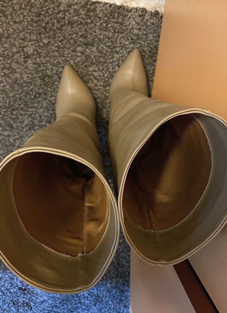 If you found yourself alone with my boots would you dare to see what they really smell like 😋