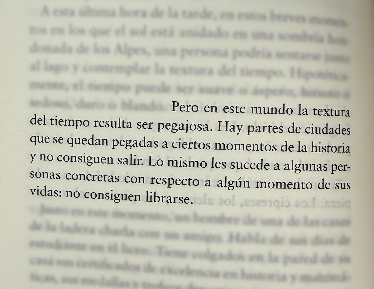 📚En 'Los sueños de Einstein', de Alan Lightman, paras ante líneas como estas.