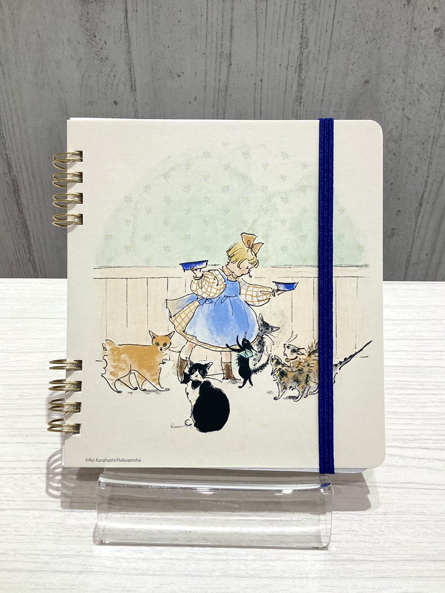 ehonstokyo's tweet image. 新商品✨『#こねこのトトはおるすばん』リングノート・スクエア📒

5mm方眼で書きやすく、持ち運びも便利なサイズ👜

ボールを追いかけているトトの姿が可愛らしいですね🐈‍⬛
　
EHONS限定商品ですので、ぜひ店頭にてご覧下さい♪

#こねこのトト #くらはしれい #白泉社 #moe #ehons #ehonstokyo #絵本
