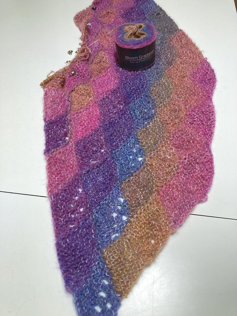 YasuKosode's tweet photo. 凪マフラーと凪ショールを合わせ技で編むショール。端と幅を広げたくてアレンジ。希望通りのサイズになりそう。
透かし編みも前回マフラーと同じに。
糸はブルームグラデーション。指定より太い14号、ふわふわに編んで良い感じ♪
#凪ショール アレンジ
#手編み #編み物 🧶
#kniting #knitknitknit https://t.co/eZnYydB6xG