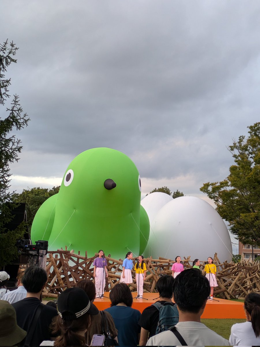 m01659's tweet image. 思ってたよりメジロ？のバルーン大きかった！
大きいけど可愛い🐦️
小さい子が遊べる滑り台もついてるから、娘が大きくなったら遊ばせるかな？😆
それまで毎年開催お願いします！笑
#TOSUNESTIVAL
#トスネスティバル