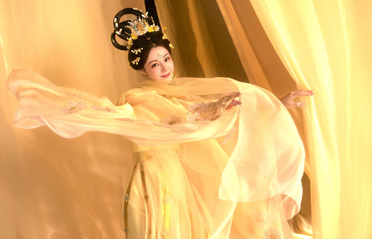 Dilraba Goddess MidAutumnFestival2025
 
🌕  玲珑金钗映月光，鹅黄襦裙漾温柔。#迪丽热巴 轻纱曼舞绘中秋盛景，今晚19:30河南卫视中秋奇妙游，邀你仰看天上明月，赴约人间幸福✨
part 2

#DilrabaHenanMidautumnFestival 
#DilrabaxDiorSS26 
#Dilraba