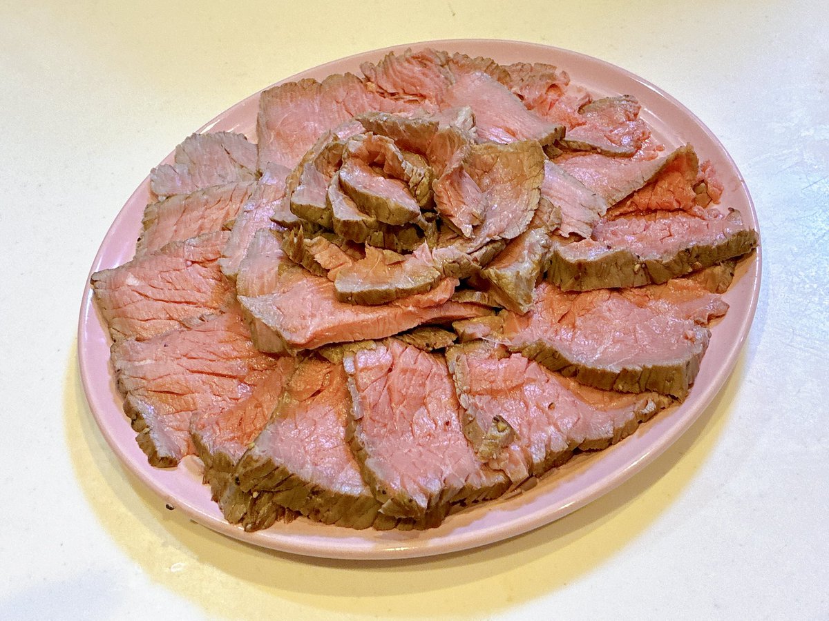 ローストビーフ作成🍖

とはいっても、塩コショウふって、
ホットクックさんにつっこむだけなので、
私のスキルは全く必要なし🤣

必要なのは切る能力だけです(🔪 ᐛ )🔪