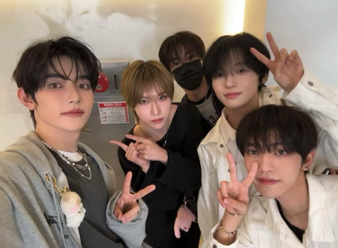 iluvlynnchen's tweet photo. ZHANGHAO WITH THE C TRAINEES???😭😭😭 https://t.co/NchLphgGSa