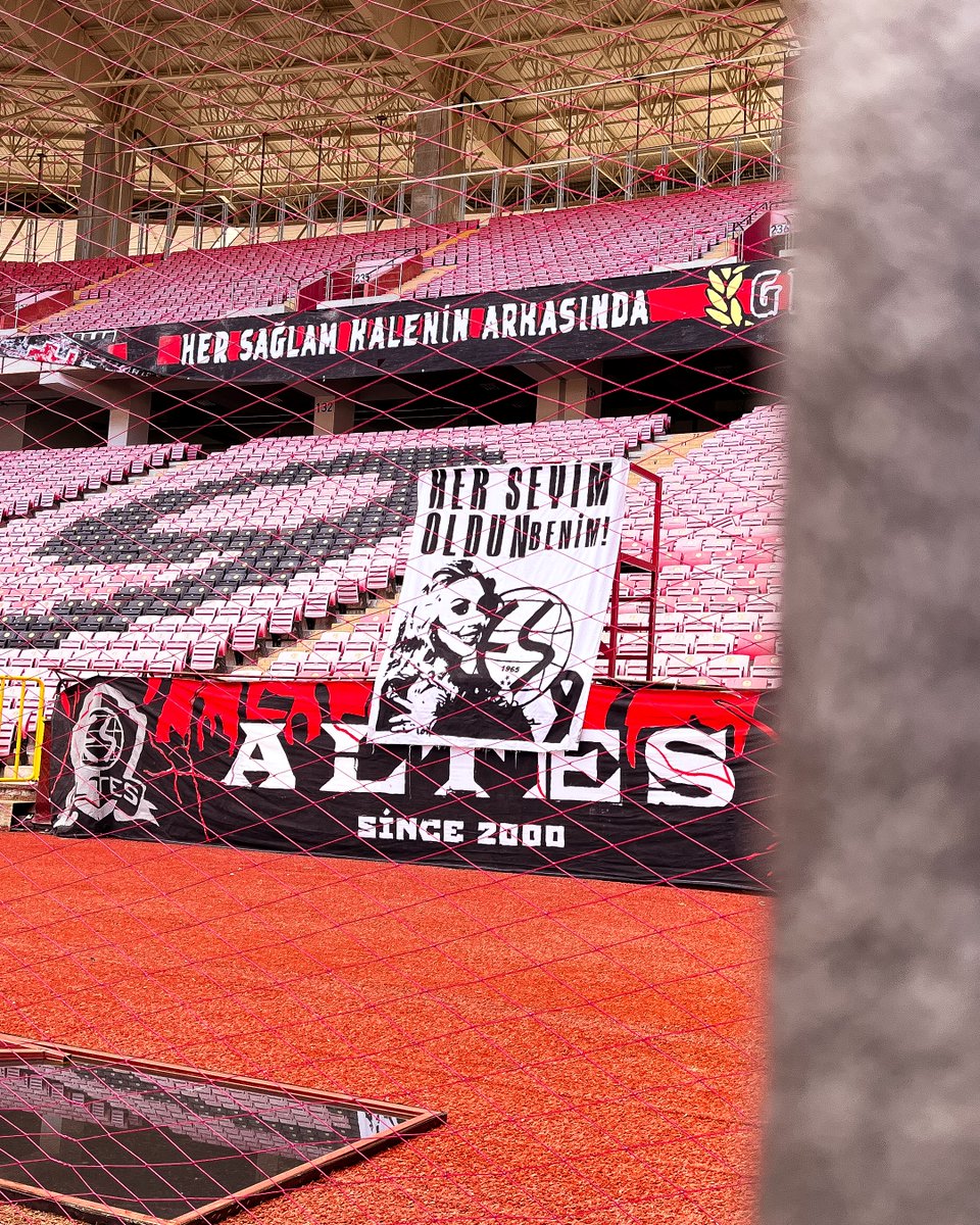 Eskisehirspor's tweet photo. Bugün "Efsane Çubuklu" forma ile sahadayız. Mabedimiz, Oktaş Uşakspor maçı için hazır. 💪 https://t.co/dVkBNO8DLQ