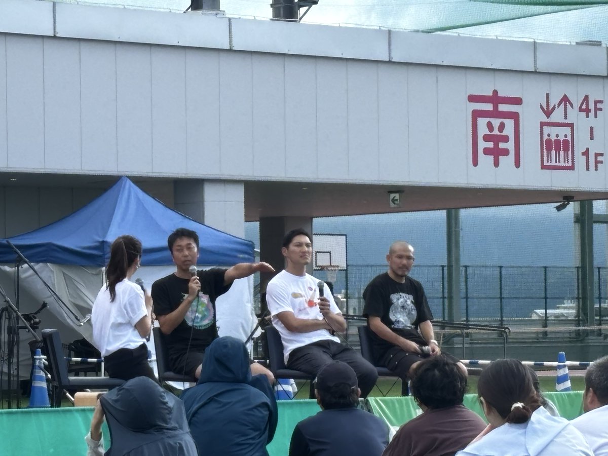 komaru_avi's tweet photo. 今日は #フットボール文化祭 なるものに行ってまいりましてね
１号２号は #アビスパ レジェンドと
#GAKUMC  とフットサルなんかしちゃってね。私は #鈴木惇 さんと写真撮っていただいてね。あとよくお見かけするアビサポさん達とご挨拶したりしましたね。
体力不足を痛感する1日でしたわ https://t.co/V2eDRjr1ac
