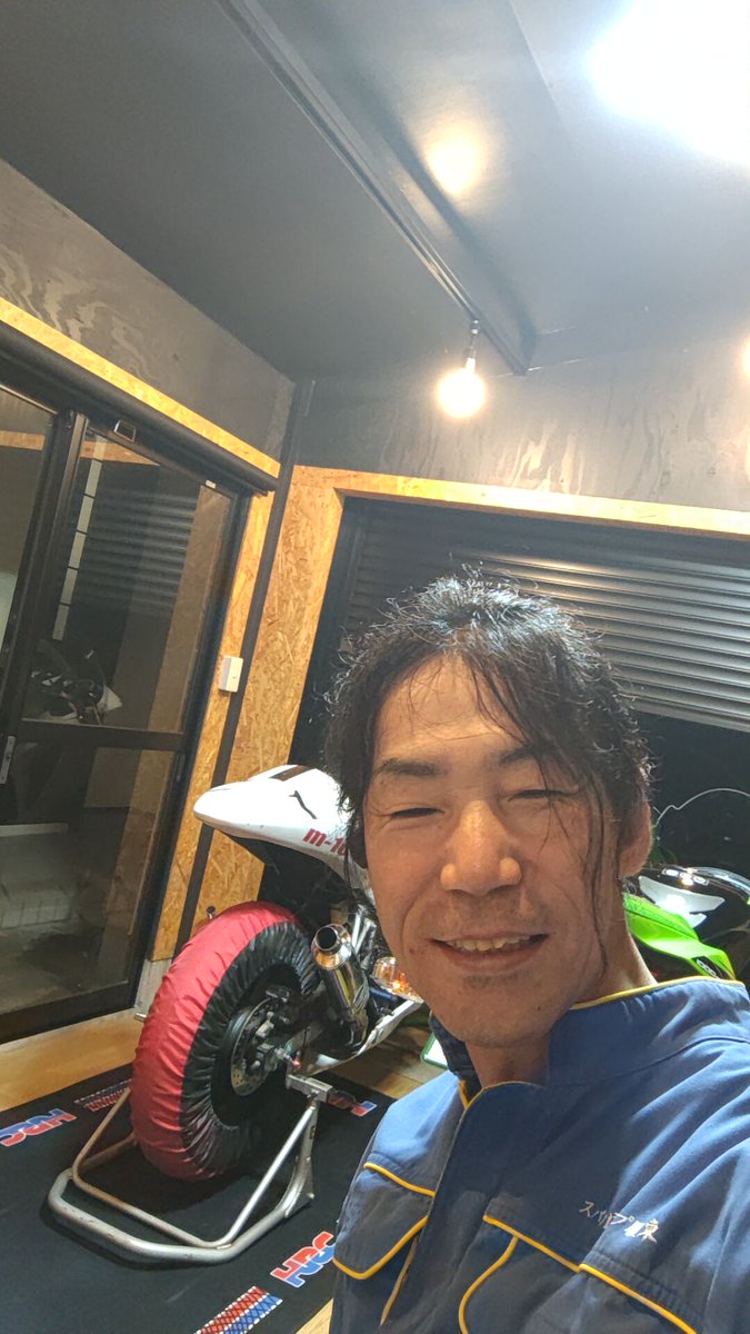 みなさん🤗こんばんは～⤴️🌌

ミッくん今日は3時頃からオイル交換や
、タイヤの逆バキ脱着作業してます

雨ふってきたから作業はガレージで…ミッくんタイヤの脱着作業がチームの仲間の１０倍遅いです😓リヤタイヤは後日やろ💦

来週は久しぶりにホームグラウンドの
那須MSLサーキットに行く予定です🤗