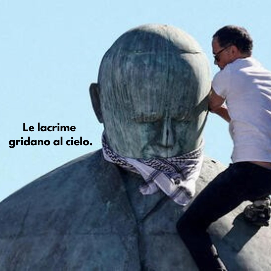 __________aria_'s tweet image. La statua di San Giovanni Paolo II sembra piangere sangue, come la Madonna, per un mondo che ha profanato il sacro e dimenticato Dio. Un’offesa al cuore dei credenti.