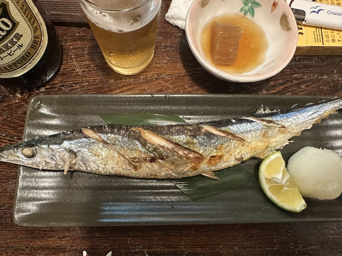 土曜日だけど早く寝て、日曜朝から気になってた喫茶店でコーヒー飲んで、溜まってた本一冊読み終えて、銭湯行って、夕方から秋刀魚と赤星。素晴らしい休日だった🐟