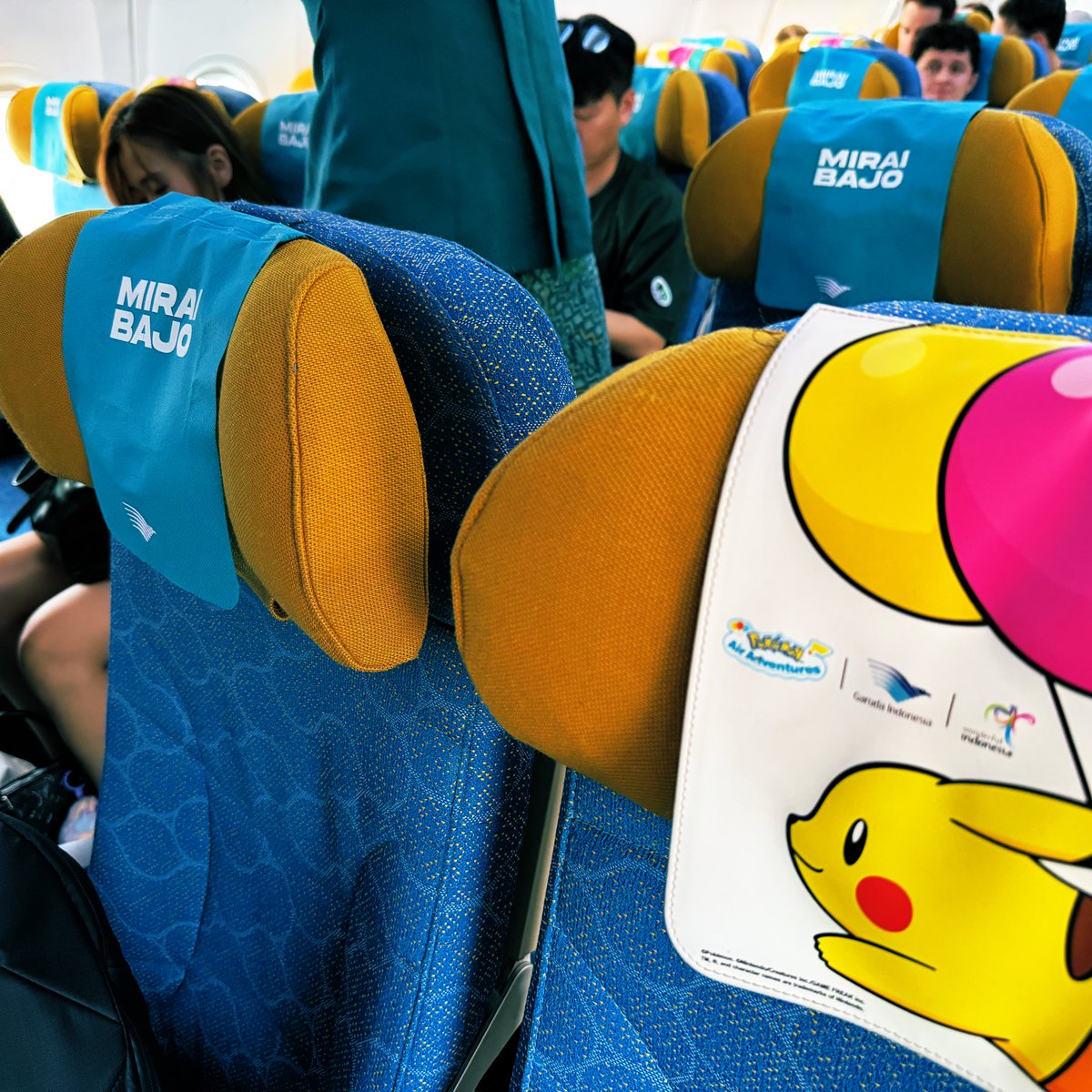 _smkotaro's tweet photo. Private plane is crazy but how about a private @Pokemon plane?

The robots are the Pokémon community of Sui. Confirmed. 

See you in paradise. https://t.co/uyCr42ysrx