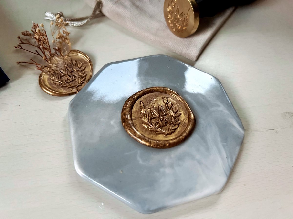 金色の封蝋に刻まれた、小さな印章。
Maison d’Arômell のシンボルが、
ようやく手元に届きました🌿

これから香りの贈りものたちに
ひとつずつ、この印を添えていきます🕊

#香りの家 #Maison_dArômell #ワックススタンプ