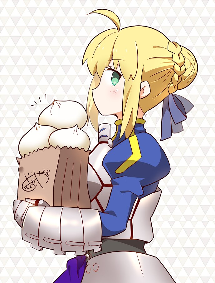 アルトリア・ペンドラゴン ,セイバー 「【Fate】鎧セイバーちゃんが食べ物いっぱいもってるの可愛い」|土屋まどせのイラスト