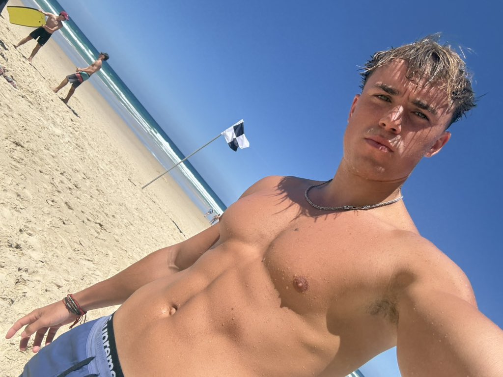 masterchad17's tweet photo. Tanning whilst I rinse https://t.co/mwnvfuz58b