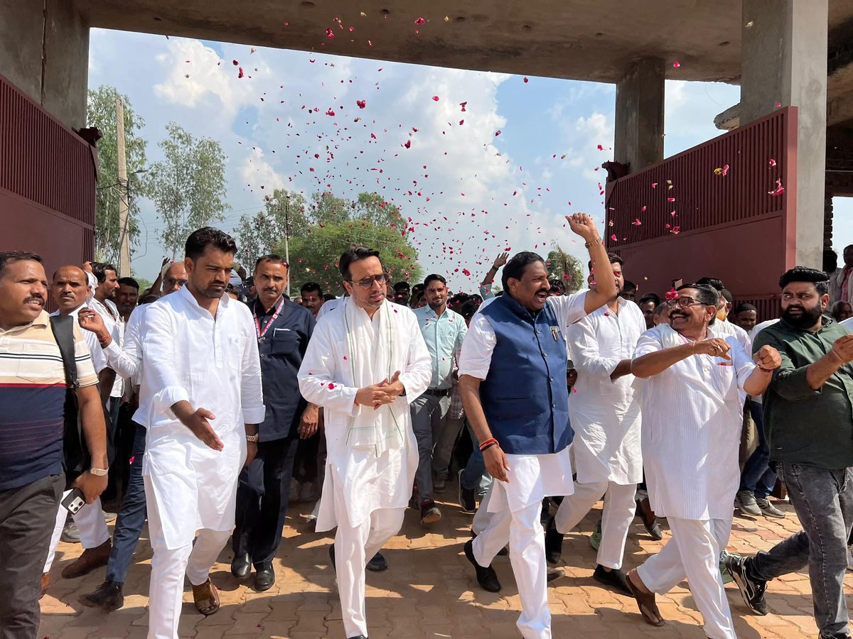 Vivekdeol7's tweet image. माननीय श्री @jayantrld जी का उच्चैन स्थित अवाना फ़ार्म पर भव्य स्वागत किया गया।

इस दौरान बड़ी संख्या में उपस्थित जनसमूह ने पूरे जोश और उत्साह के साथ चौधरी जयन्त सिंह जी का अभिनंदन किया।

@AnilKumarMZN @joginderawana 
#RLD