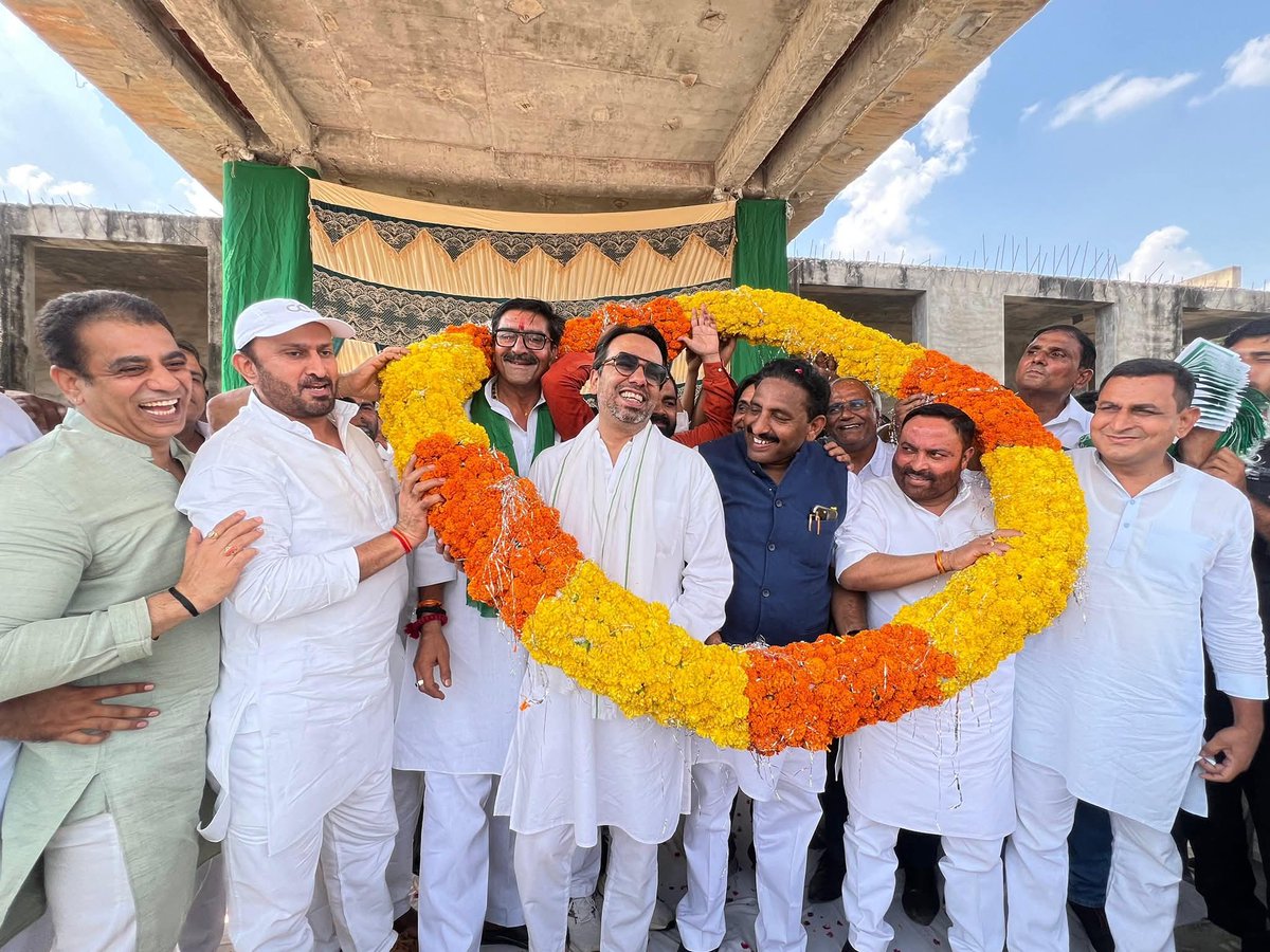 Vivekdeol7's tweet image. माननीय श्री @jayantrld जी का उच्चैन स्थित अवाना फ़ार्म पर भव्य स्वागत किया गया।

इस दौरान बड़ी संख्या में उपस्थित जनसमूह ने पूरे जोश और उत्साह के साथ चौधरी जयन्त सिंह जी का अभिनंदन किया।

@AnilKumarMZN @joginderawana 
#RLD