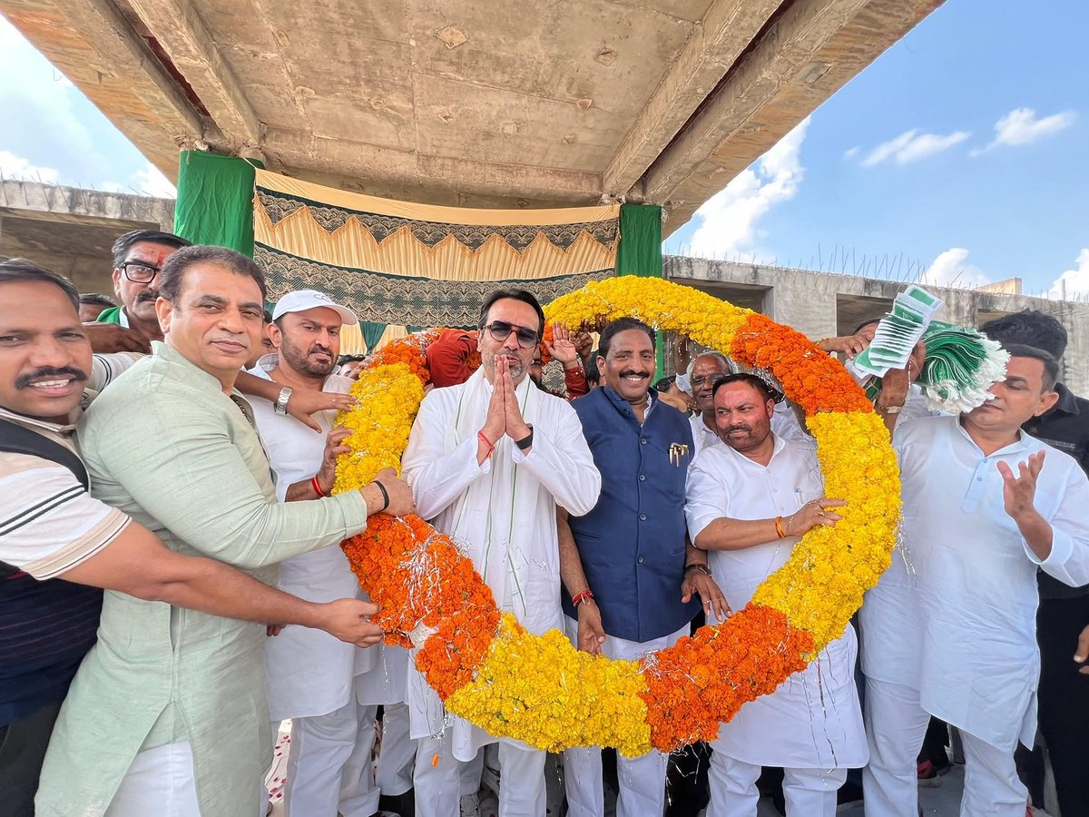 Vivekdeol7's tweet image. माननीय श्री @jayantrld जी का उच्चैन स्थित अवाना फ़ार्म पर भव्य स्वागत किया गया।

इस दौरान बड़ी संख्या में उपस्थित जनसमूह ने पूरे जोश और उत्साह के साथ चौधरी जयन्त सिंह जी का अभिनंदन किया।

@AnilKumarMZN @joginderawana 
#RLD